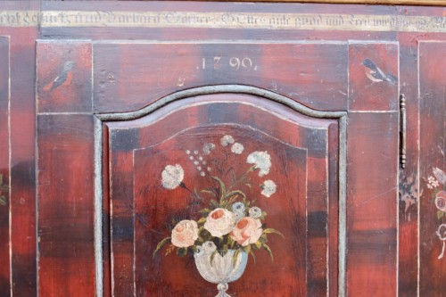 Mobilier Armoire - Bonnetière Suisse datée 1799, peinte à décor de fleurs