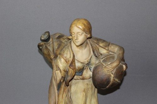 Céramiques, Porcelaines  - Femme porteuse de cruche, terre cuite par Goldscheider
