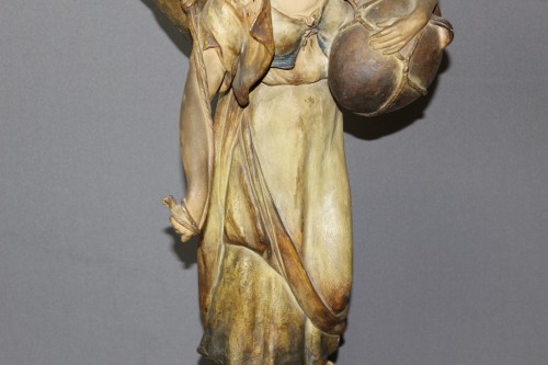 Femme porteuse de cruche, terre cuite par Goldscheider - Antiquités Christophe Rochet