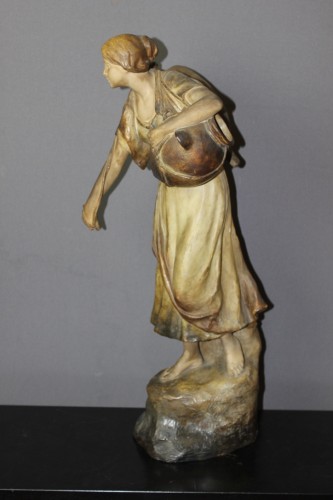 Femme porteuse de cruche, terre cuite par Goldscheider - Art nouveau