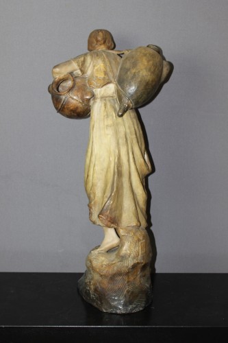 Art nouveau - Femme porteuse de cruche, terre cuite par Goldscheider