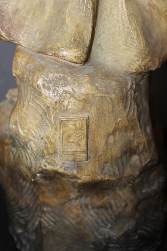 Antiquités - Femme porteuse de cruche, terre cuite par Goldscheider