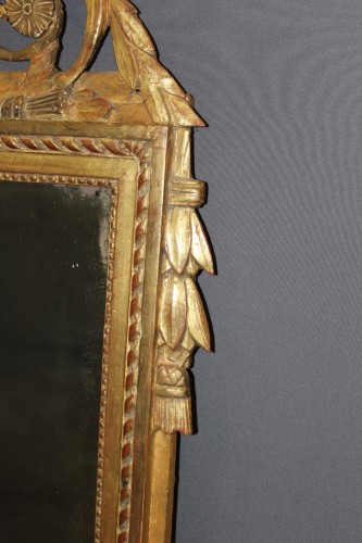 XVIIIe siècle - Miroir Louis XVI en bois sculpté et doré