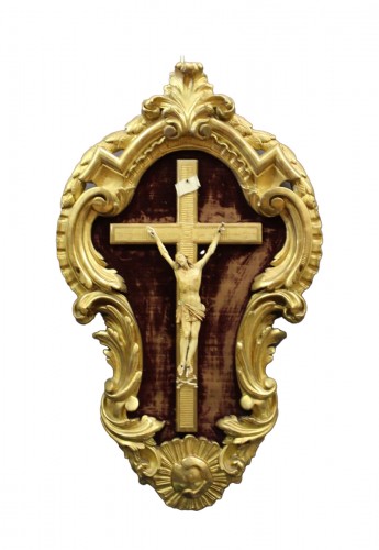 Christ en ivoire dans son cadre en bois doré