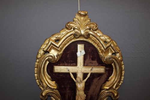 Art sacré, objets religieux  - Christ en ivoire dans son cadre en bois doré
