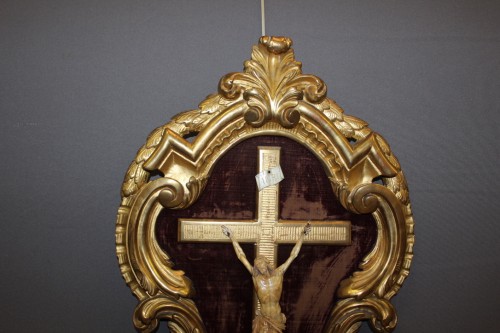 Art sacré, objets religieux  - Christ en ivoire dans son cadre en bois doré