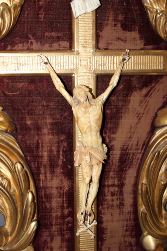 XIXe siècle - Christ en ivoire dans son cadre en bois doré