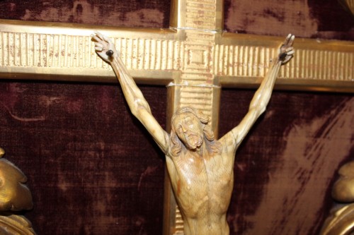 Christ en ivoire dans son cadre en bois doré - 