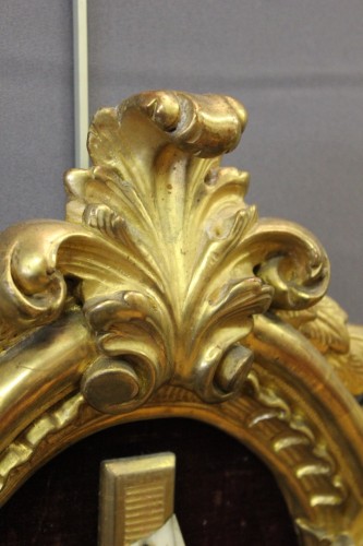 Antiquités - Christ en ivoire dans son cadre en bois doré
