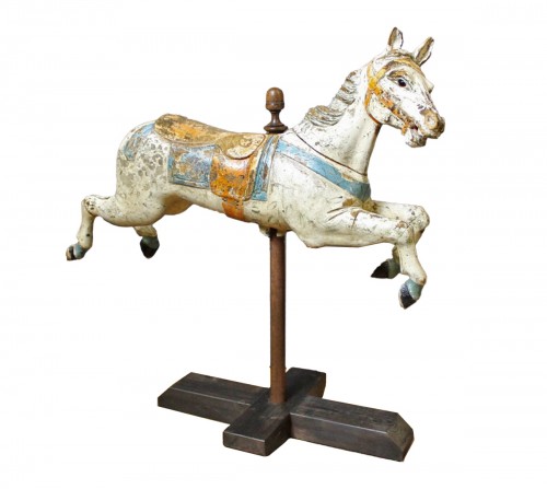 Cheval de manège en bois sculpté