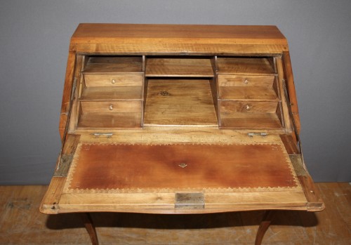Mobilier Bureau et Secrétaire - Petit dos d'âne Louis XV en noyer