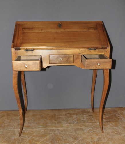 Louis XV - Petit dos d'âne Louis XV en noyer