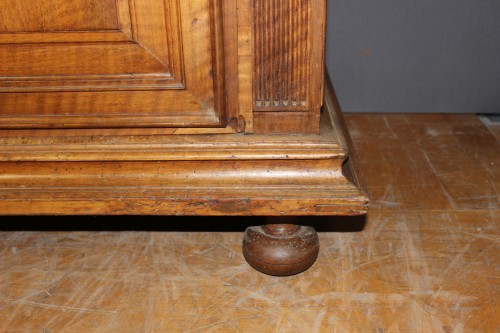Antiquités - Buffet à retrait Louis XIII en noyer, fin XVIIe siècle