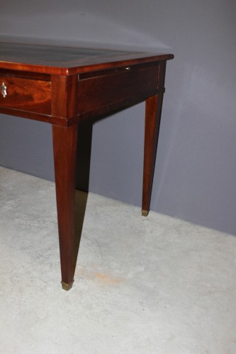 Antiquités - Bureau plat et en acajou d'époque Restauration