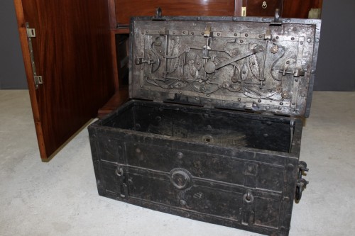 Meuble coffre fort de corsaire en acajou du XIXe siècle - Antiquités Christophe Rochet