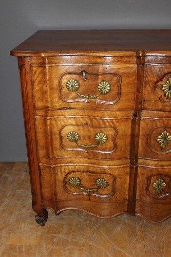 18th century Walnut crossbow chest of drawers - Furniture Style Louis XV