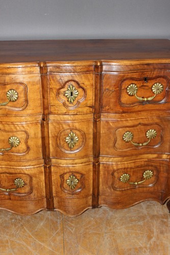 Furniture  - 18th century Walnut crossbow chest of drawers