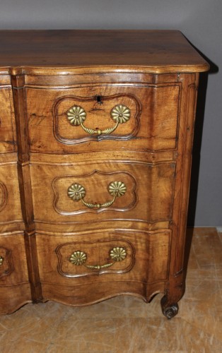 18th century Walnut crossbow chest of drawers - 