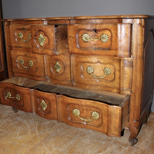 18th century - 18th century Walnut crossbow chest of drawers