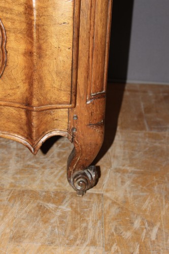 Louis XV - 18th century Walnut crossbow chest of drawers