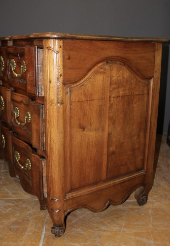 Antiquités - 18th century Walnut crossbow chest of drawers