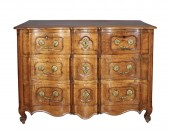 Commode arbalète en noyer XVIIIe siècle