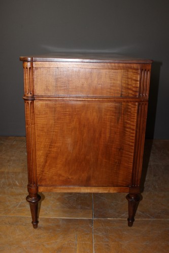 XVIIIe siècle - Commode Directoire en noyer vers 1790