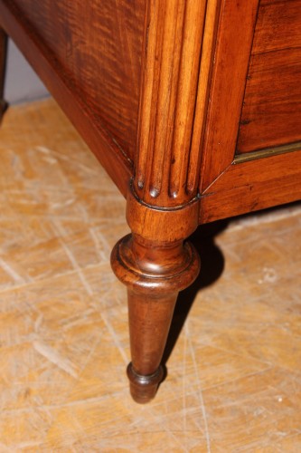 Antiquités - Commode Directoire en noyer vers 1790