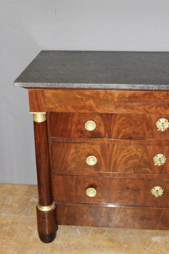 XIXe siècle - Commode Empire en acajou à colonnes détachées
