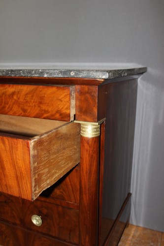 Antiquités - Commode Empire en acajou à colonnes détachées