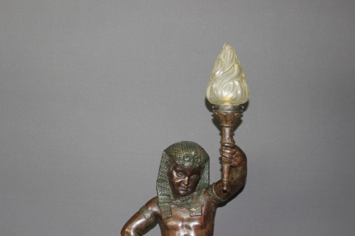Nubien porte torchère à l'egyptienne en fonte de fer XIXe siècle - Luminaires Style Napoléon III