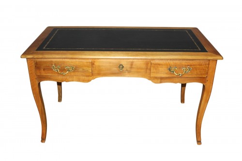 Bureau plat en noyer milieu du du XIXe siècle