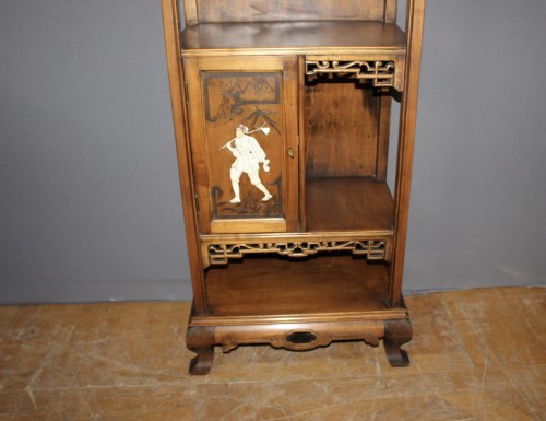 Cabinet dans le goût du Japon signé Bastet à Lyon vers 1900 - Mobilier Style Art nouveau