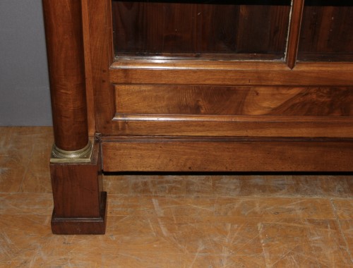 Bibliothèque Empire en noyer à colonnes détachées - Antiquités Christophe Rochet