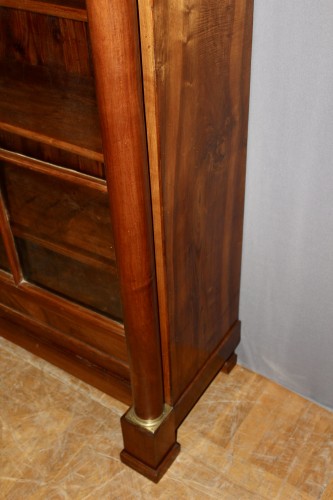 Empire - Bibliothèque Empire en noyer à colonnes détachées