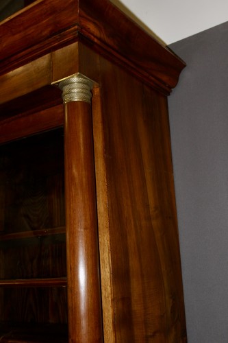 Antiquités - Bibliothèque Empire en noyer à colonnes détachées