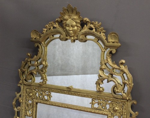Miroir Régence à Parecloses en bois sculpté et doré XVIIIe - Miroirs, Trumeaux Style Régence