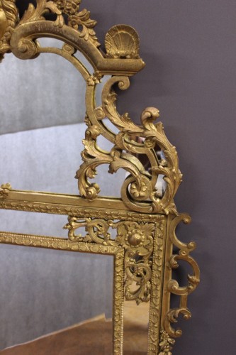 Régence - Miroir Régence à Parecloses en bois sculpté et doré XVIIIe