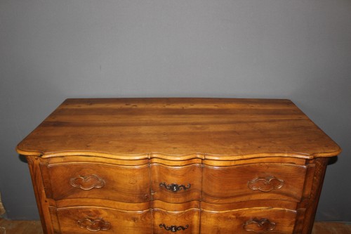 XVIIIe siècle - Commode arbalète en noyer XVIIIe