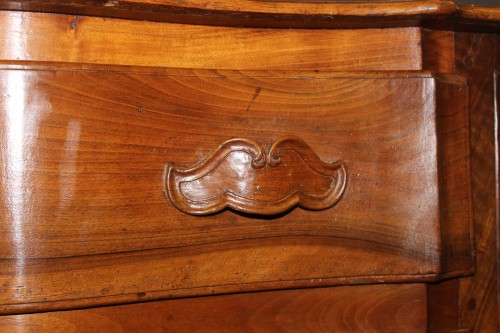 Commode arbalète en noyer XVIIIe - Louis XV