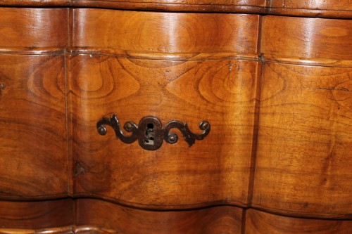 Louis XV - Commode arbalète en noyer XVIIIe