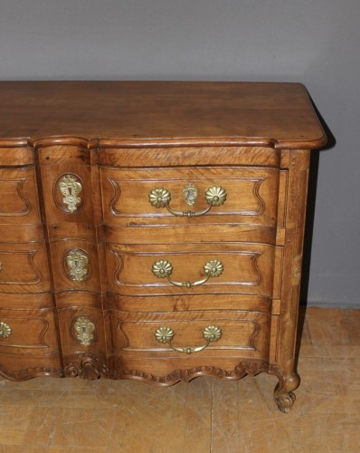 Mobilier Commode - Commode Louis XV en noyer et merisier dire en arbalète