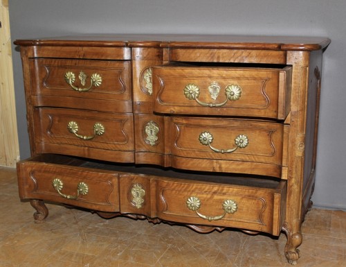 XVIIIe siècle - Commode Louis XV en noyer et merisier dire en arbalète