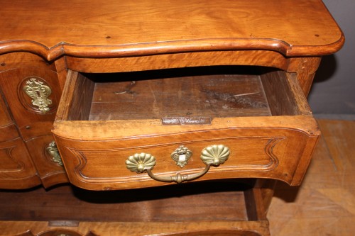Commode Louis XV en noyer et merisier dire en arbalète - Louis XV
