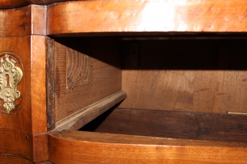 Louis XV - Commode Louis XV en noyer et merisier dire en arbalète