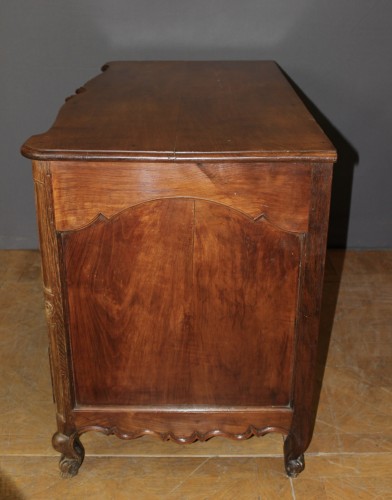 Antiquités - Commode Louis XV en noyer et merisier dire en arbalète