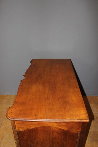 Antiquités - Commode Louis XV en noyer et merisier dire en arbalète