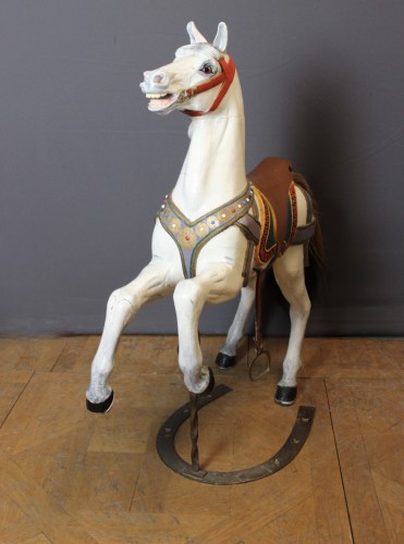 XXe siècle - Cheval de manège en bois sculpté vers 1900