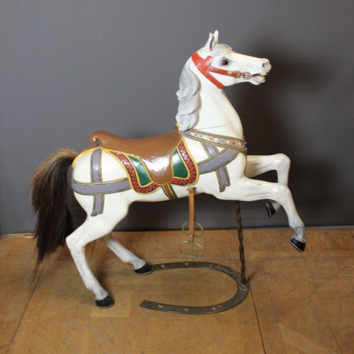 Art nouveau - Cheval de manège en bois sculpté vers 1900