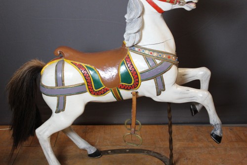 Antiquités - Cheval de manège en bois sculpté vers 1900